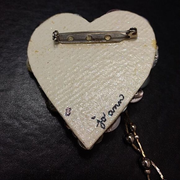 Heart shaped button brooch - Picture 6 of 8